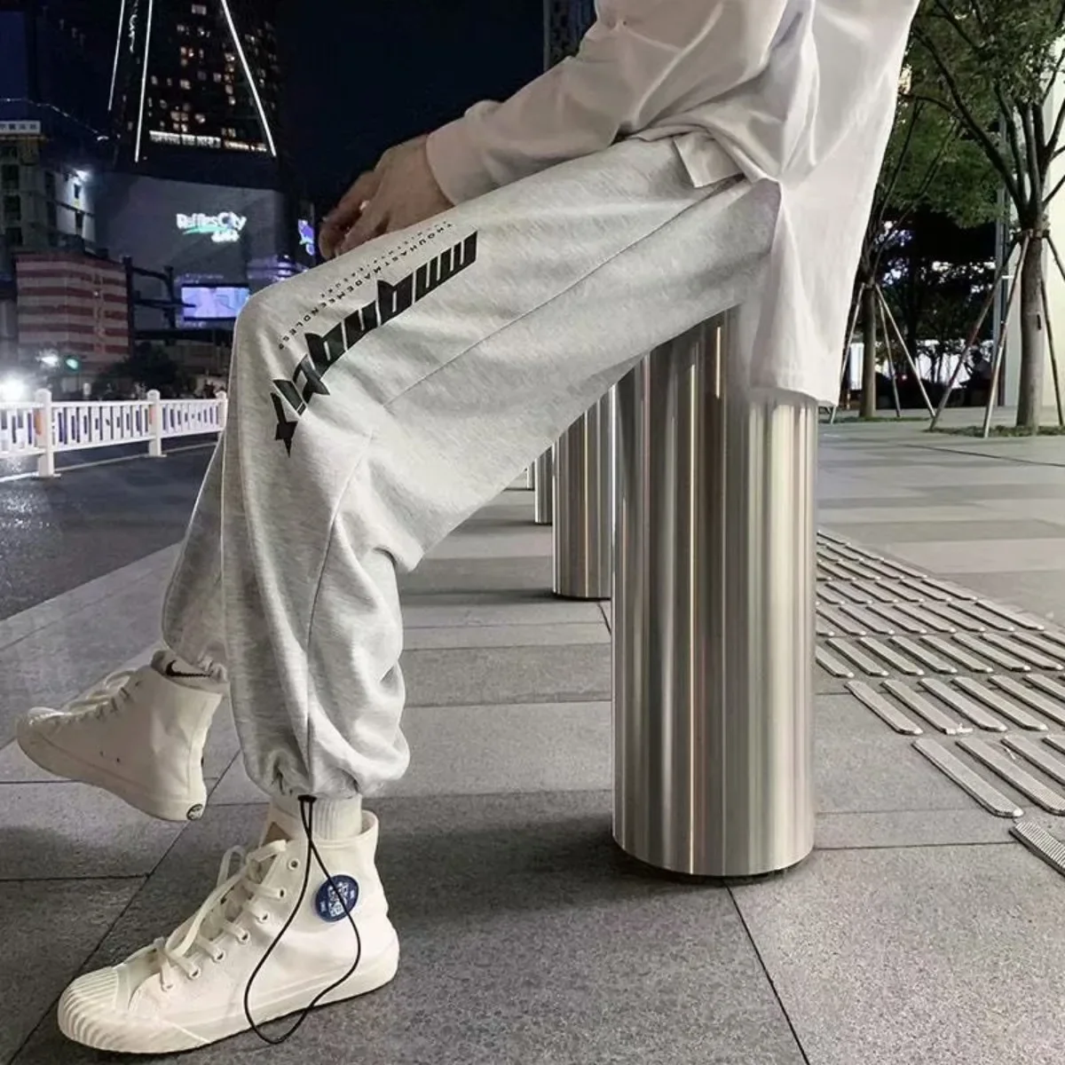 

Новые брюки, мужские мешковатые повседневные брюки, широкие свободные спортивные штаны с принтом, летние брюки для бега на шнурке, трендовая уличная одежда 2025 года