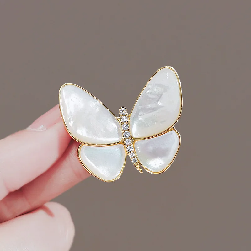 1PCS New Tulip Flower Golden Brooch Elegant Design Sense Rose White Stone Jewelry Luxury 2024 High Quality