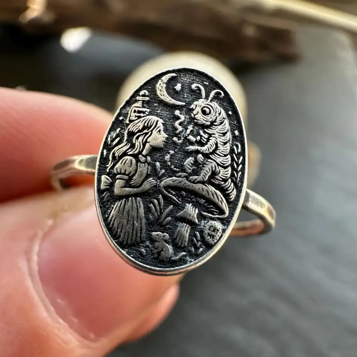 Retro Oval Relief Girl Insect Pattern Ring Made of Copper. Women's Jewelry Ring Suitable for Formal Events and Parties.