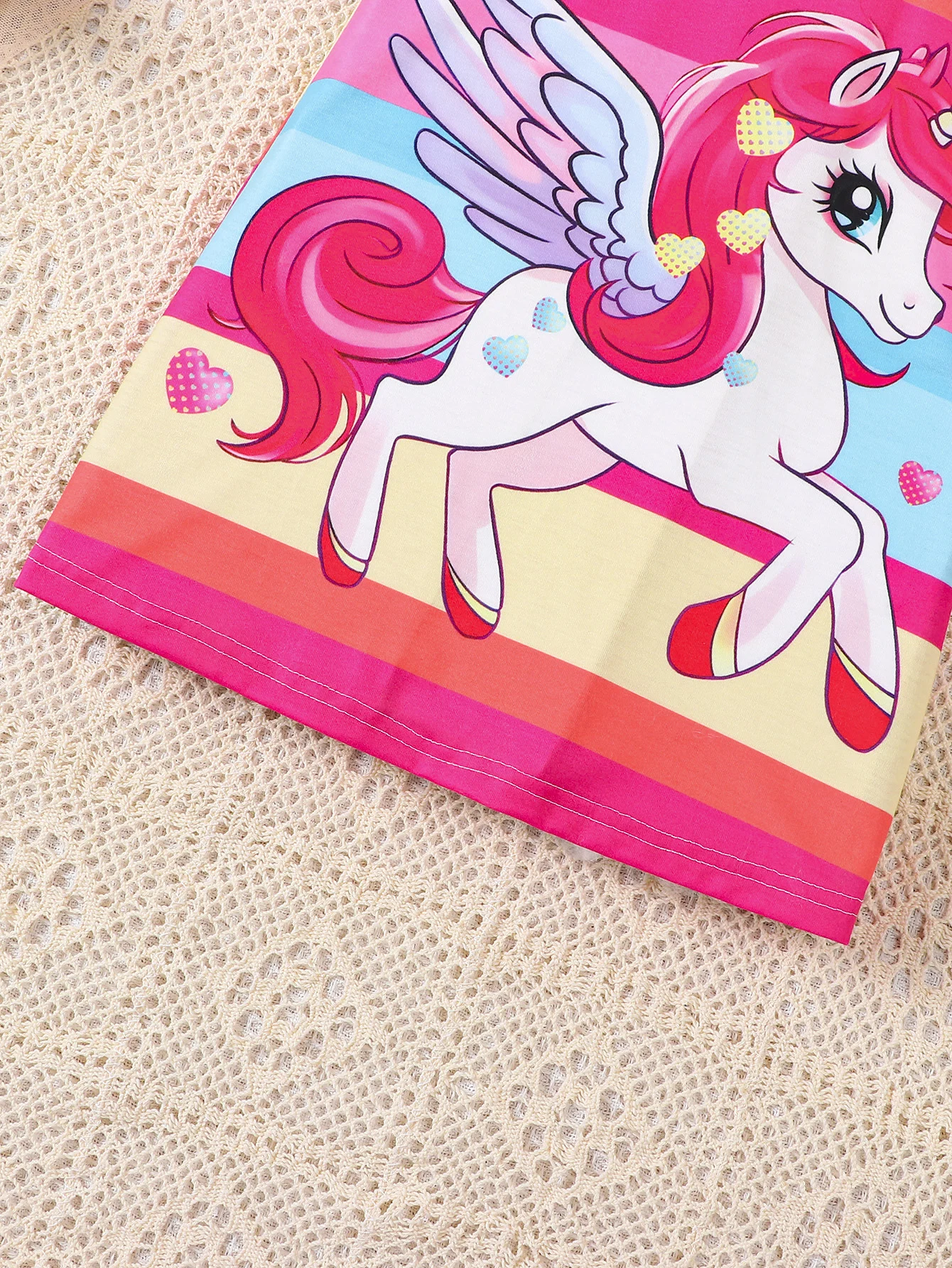 Sommerkleid für Mädchen, lässiger Stil, mit Cartoon-Tiermotiv, bunte Streifen, Rundhalsausschnitt, ausgestellte Ärmel, gerades Kleid. – Detail 6