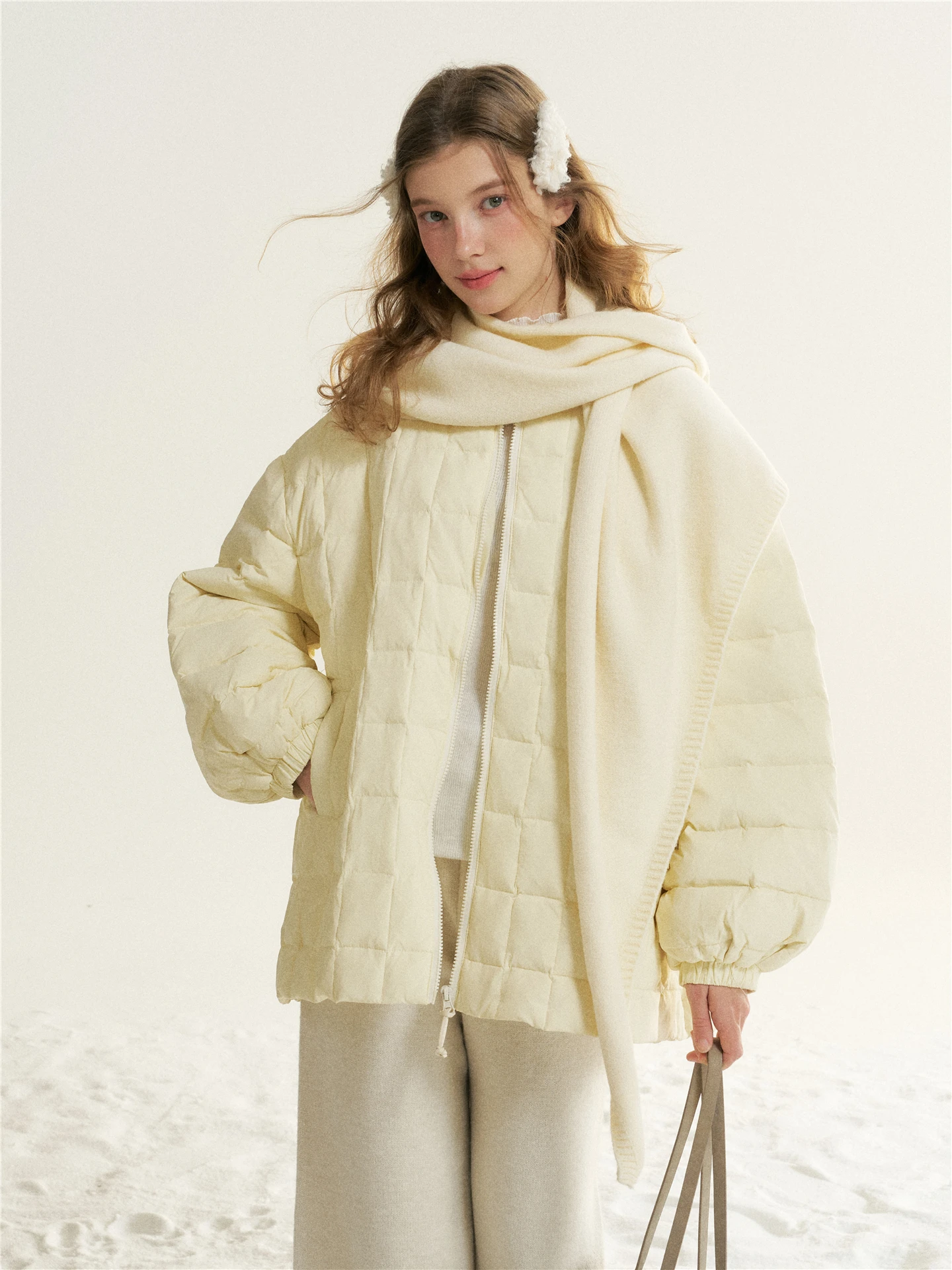 

Женская стеганая куртка средней длины 6DEWS с 50% пуховым наполнителем, теплая зимняя куртка с клетчатым узором, в комплекте большой шарф-снуд