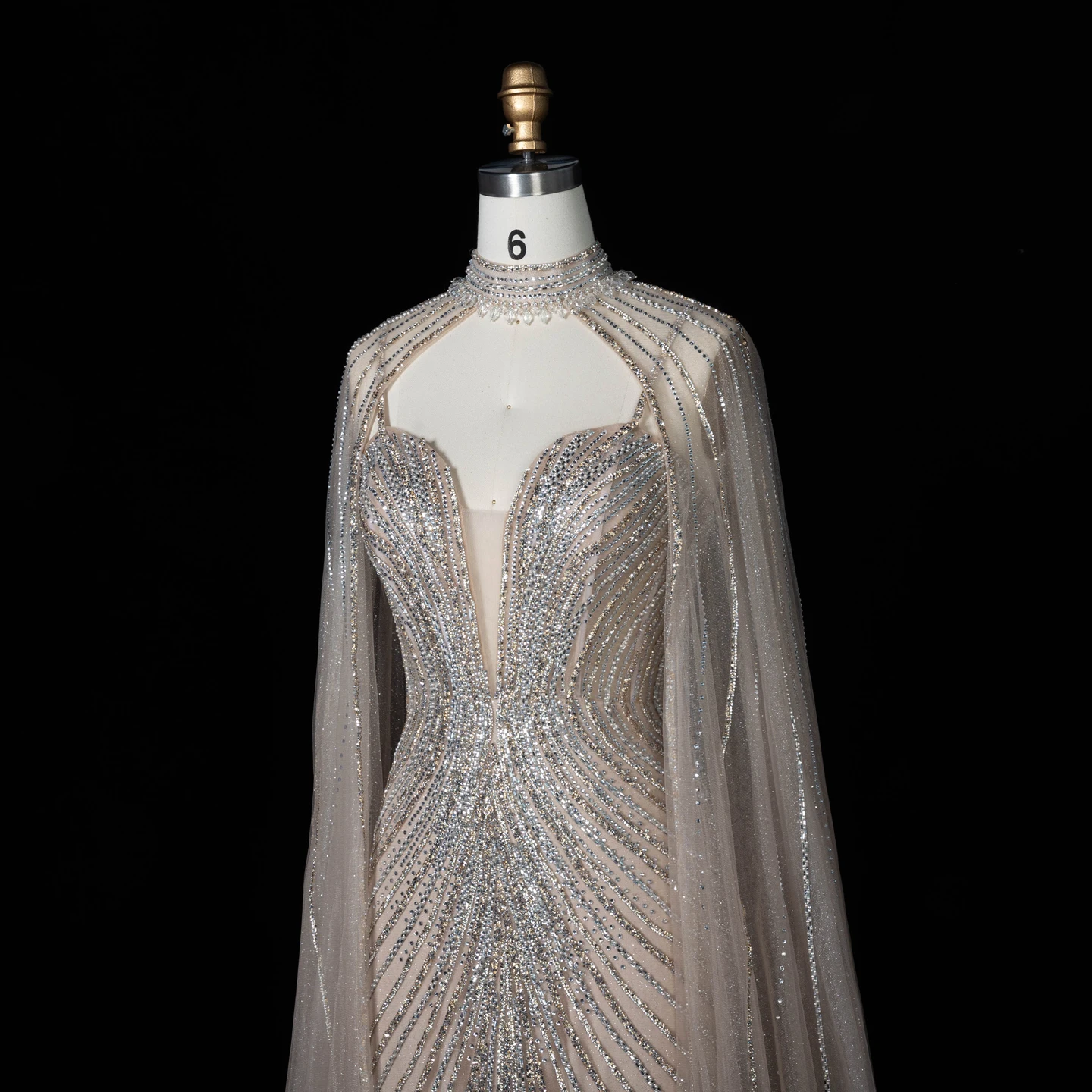 Sharon Said Luxuriöses lila Tüll-Abendkleid, stark perlenbestickt, hoher Kragen, Meerjungfrauen-Schnitt, langer fließender Umhang, formelle Partykleider SS114, maßgeschneidert – Detail 13