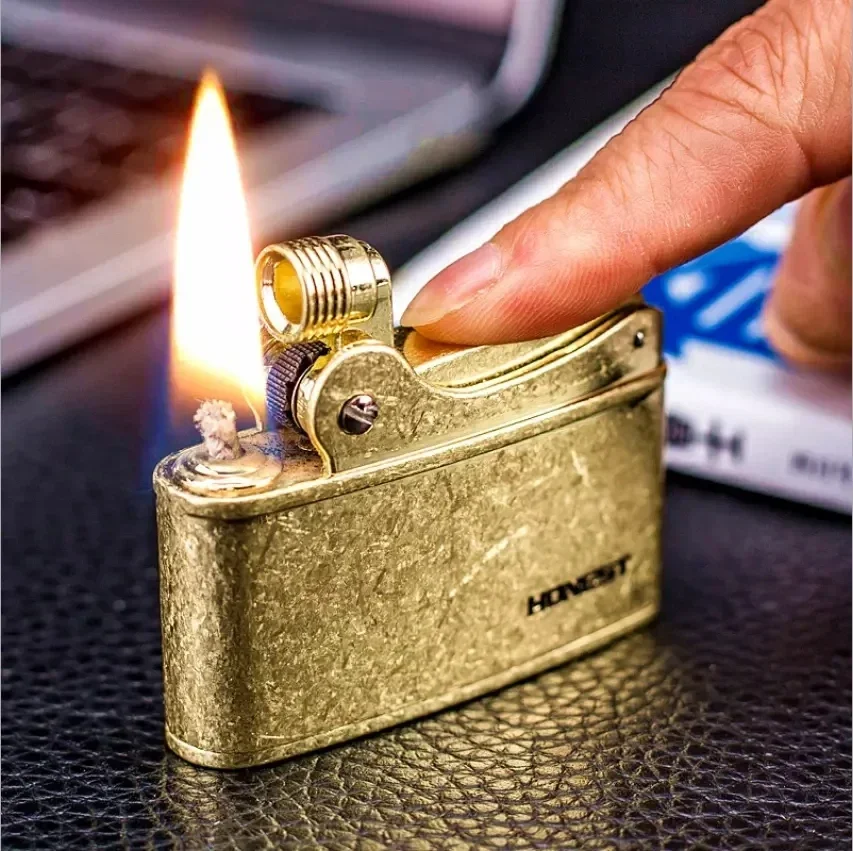 2024 Honest Genuine Brass Press One Key Ignition Kerosene Lighter Retro Mechanical Gasoline Smoking Tool Gift Men\'s Boutique