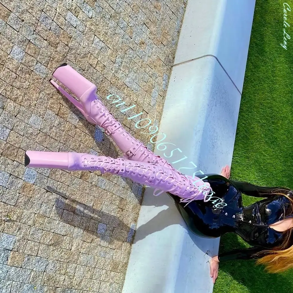 Rosa Lackleder Super-Plateau Overknee-Stiefel mit mehreren Schnallenriemen, Schnürung und extrem hohem Absatz für die Bühne.