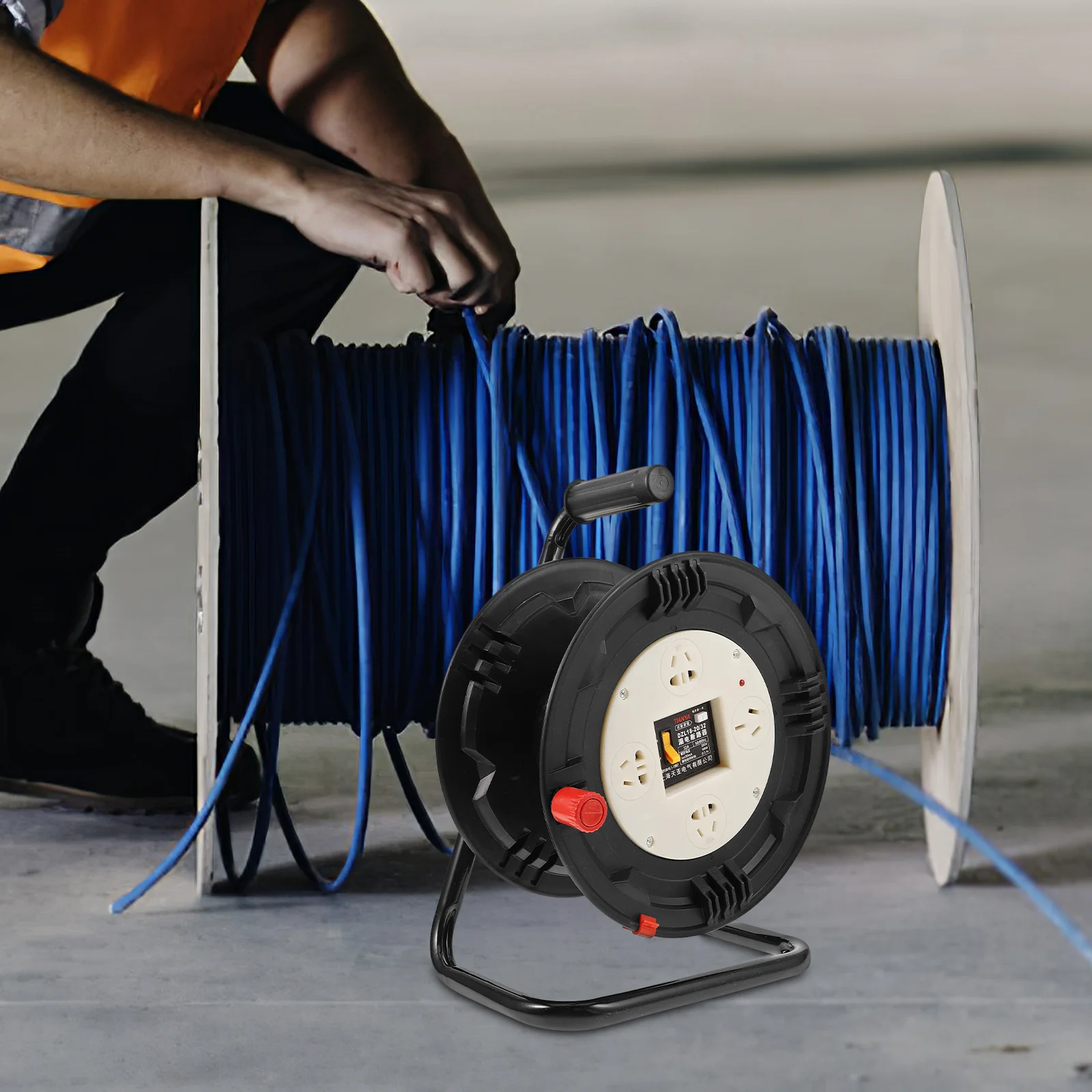 

Эффективный органайзер для кабельных катушек с держателем для электрических шнуров и колесом для удлинителей в различных вариантах исполнения