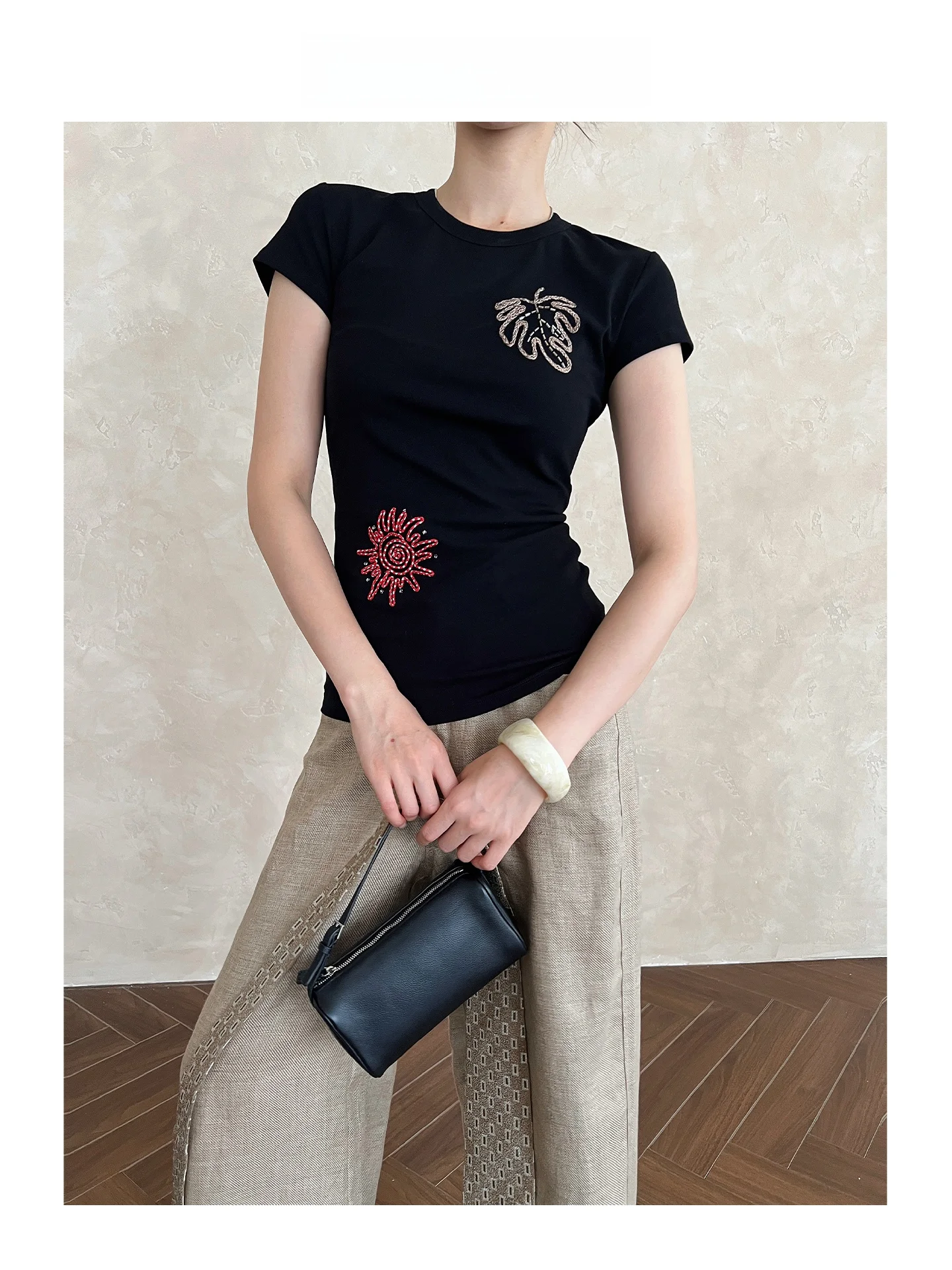 

Женская летняя футболка Slim Fit из хлопка с коротким рукавом, вышивкой, утягивающим эффектом на талии, в повседневном стиле, с круглым вырезом и цветочным принтом.