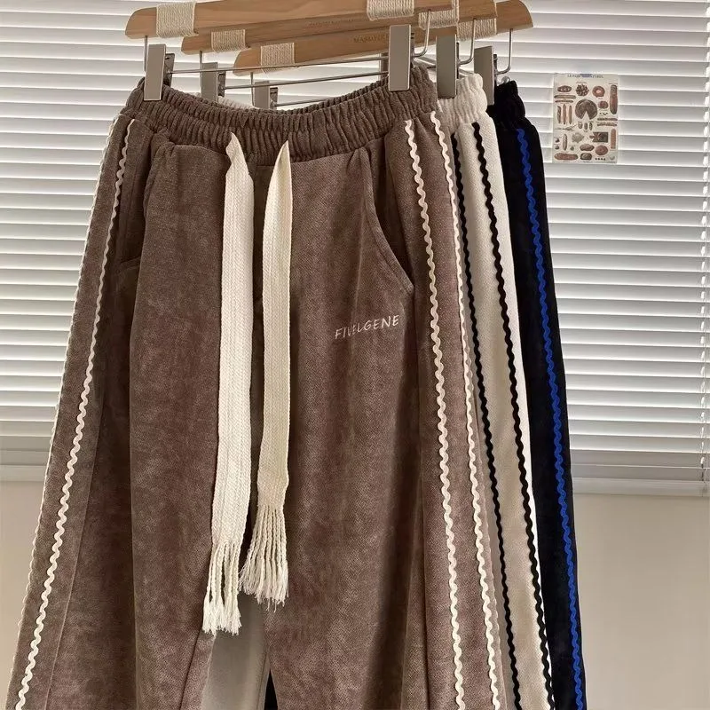 

Men Embroidery Suede Hip Hop Wide Leg Pants Suede Contrast Color Vintage Letter Autumn Trousers Side Stripes Straight Sweatpants