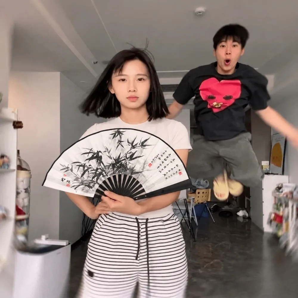 Collapsible Chinese Folding Fan Retractable Cord Lightweight Cosplay Rotating Flying Fan Decorative Creative Boomerang Magic Fan