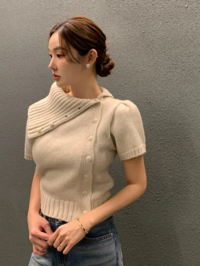 سترة محبوكة أنيقة بياقة عالية للخريف والشتاء، تصميم نحيف عصري للنساء مع أزرار غير متماثلة، مناسبة للعمل