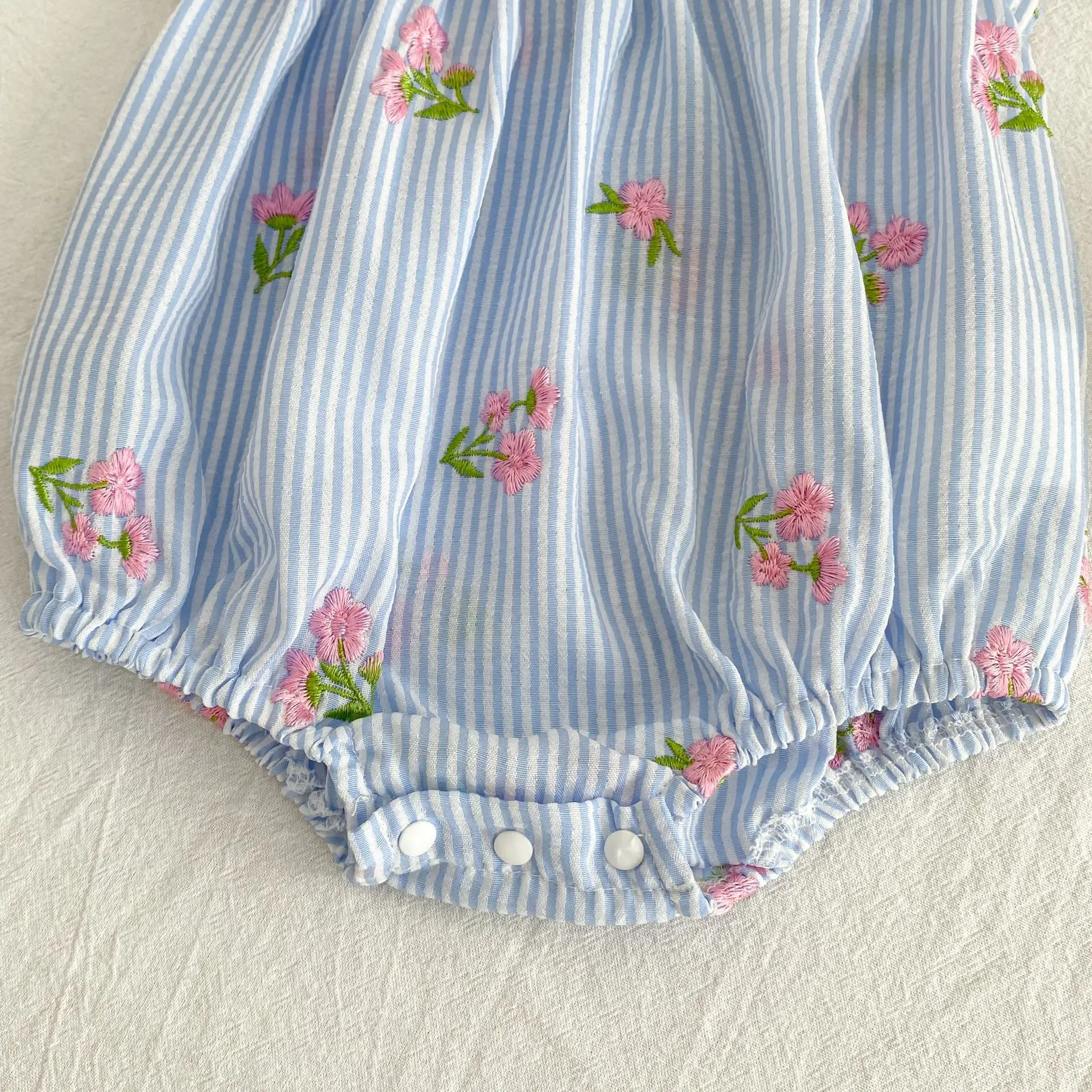 2026 Neuer Sommer 0-24M Kleinkind Mädchen Flügelärmel Baumwolle Gestreifter Jumpsuit Blumenmuster Western Baby Mädchen Blauer Strampler – Detail 15