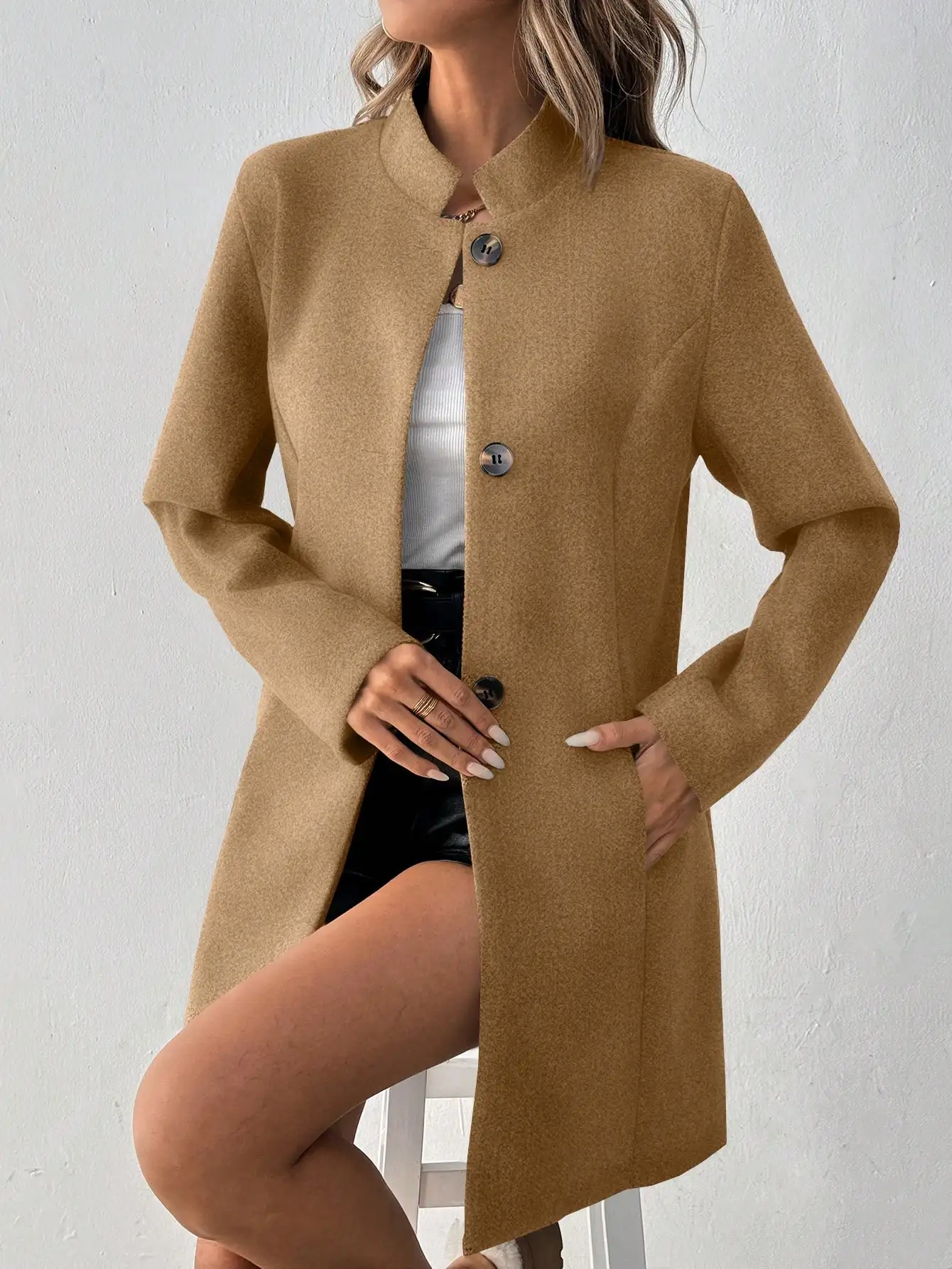 Damski płaszcz w kolorze camel, zapinany na guziki, z długim rękawem i stójką, do pracy i na co dzień.
