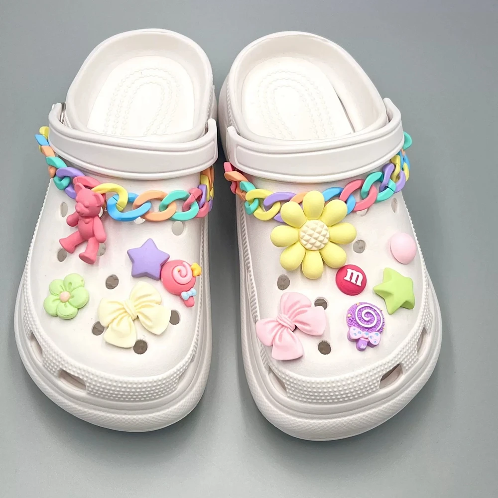 Un juego de cadenas de zapatos de Color acrílico, hebilla de zapato Crocs con Oso de flores, materiales acrílicos de bricolaje, accesorios de Color