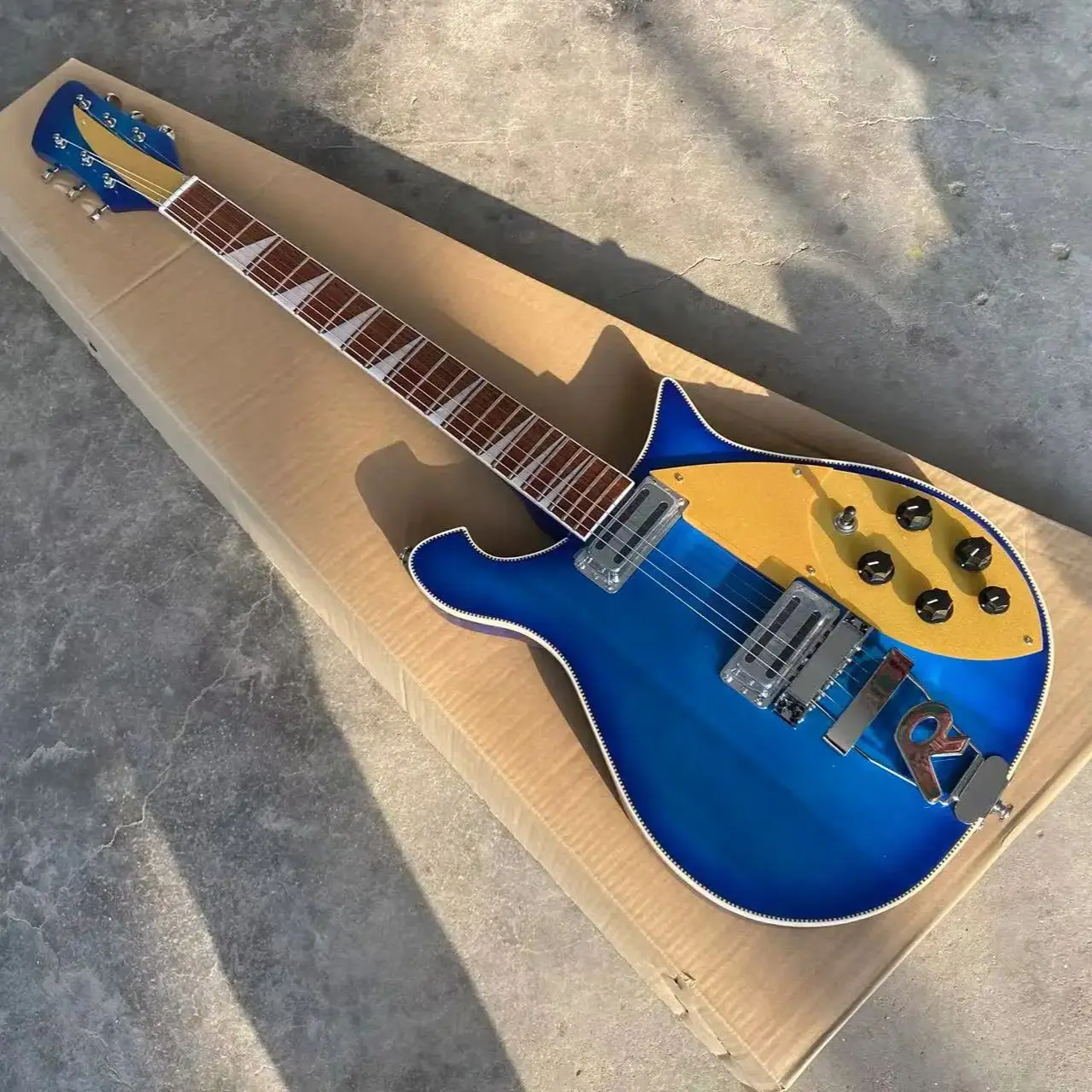 

Электрогитара 660, прозрачная синяя, золотая накладка, R-образный хвостовик, крепление в шахматном порядке, 6-струнная гитара