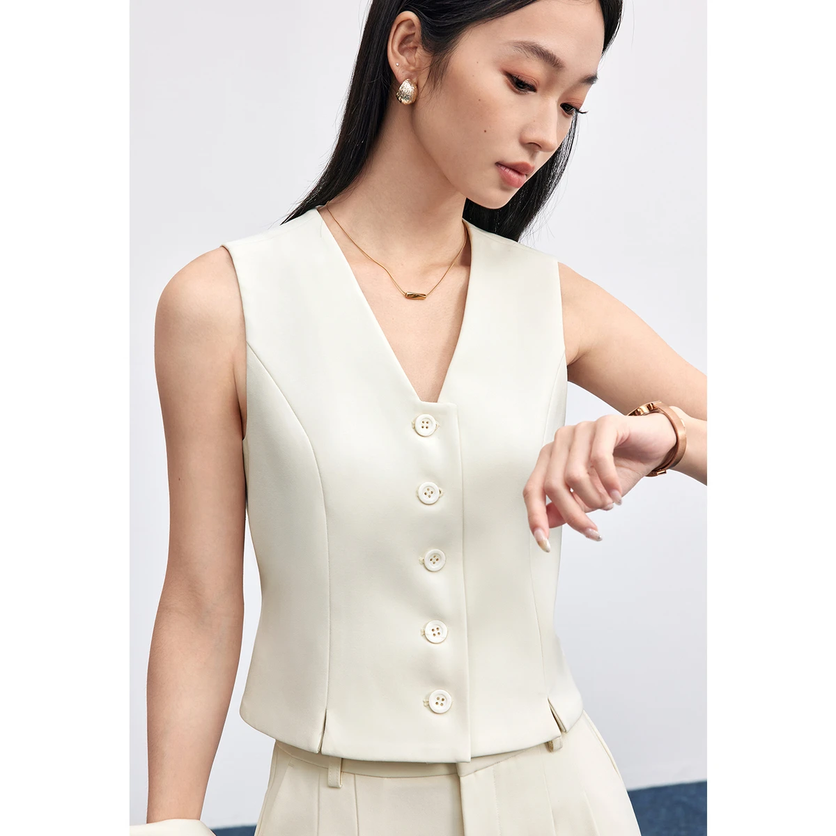 SENTUBILA ชุดสตรีเสื้อกั๊ก 2025 ฤดูใบไม้ร่วง V คอสแควร์ออกแบบเข็มขัด Single-breasted เสื้อกั๊ก Tops 153JA2259