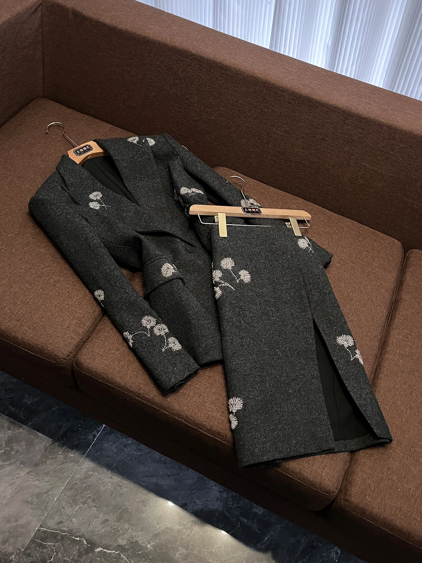 

Комплект женской одежды свободного кроя с цветочной вышивкой: модный костюм с длинными рукавами, верхняя одежда и юбка с растительным узором для повседневной носки