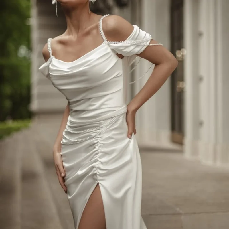 Abiti da sposa bianchi in raso decalcomania con spalle scoperte Abiti da sposa con perline di perle maniche lunghe multistrato Realizzato su misura