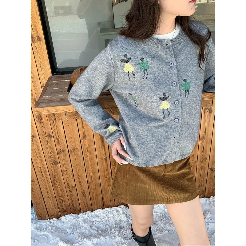 سترة محبوكة للتخسيس برقبة دائرية مطرزة بالرسوم المتحركة