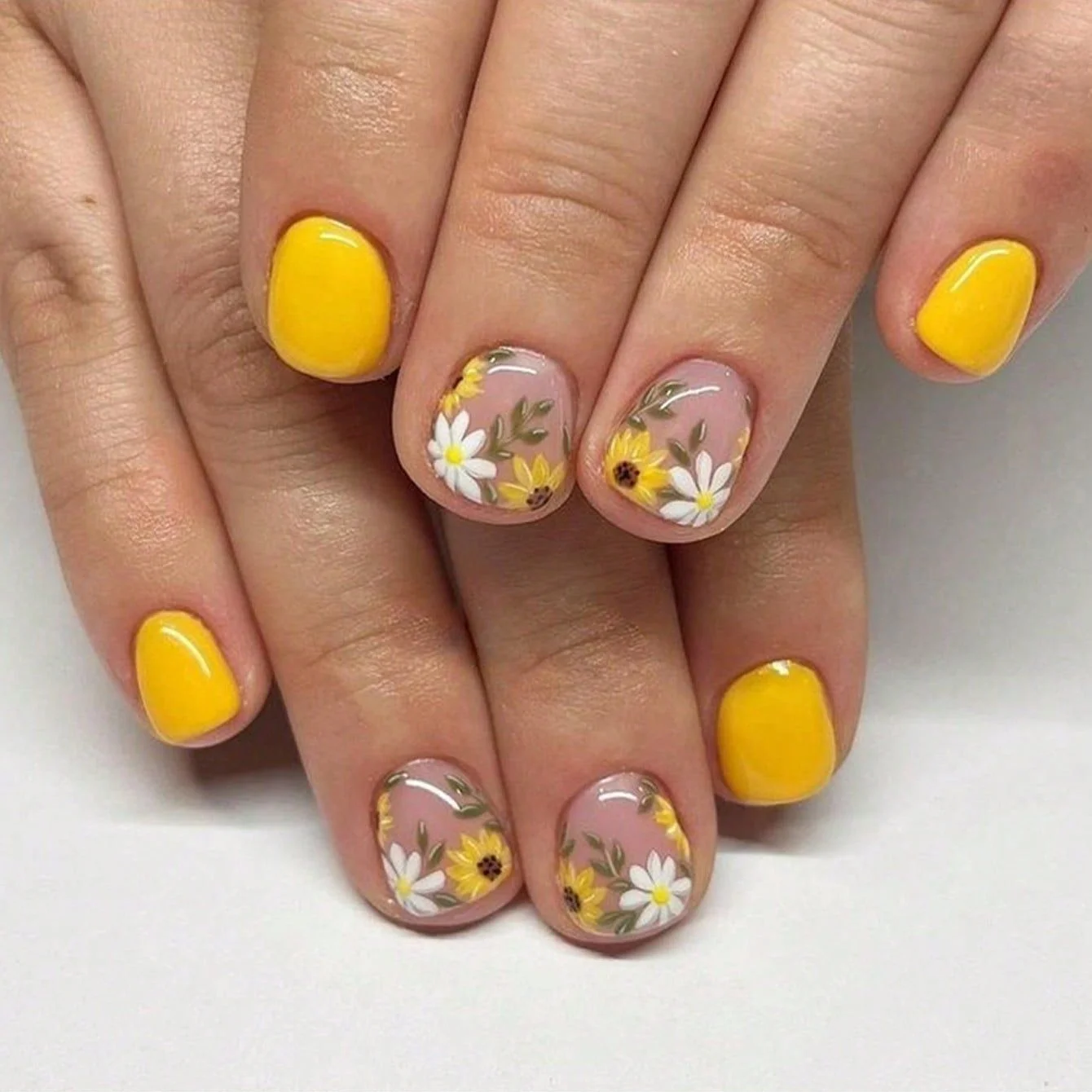 

24Pcs Short Square Head Fake Nails Yellow Flower Design False Nails Press on For Woman Reusable Finished Full Cover Nail Tip Art