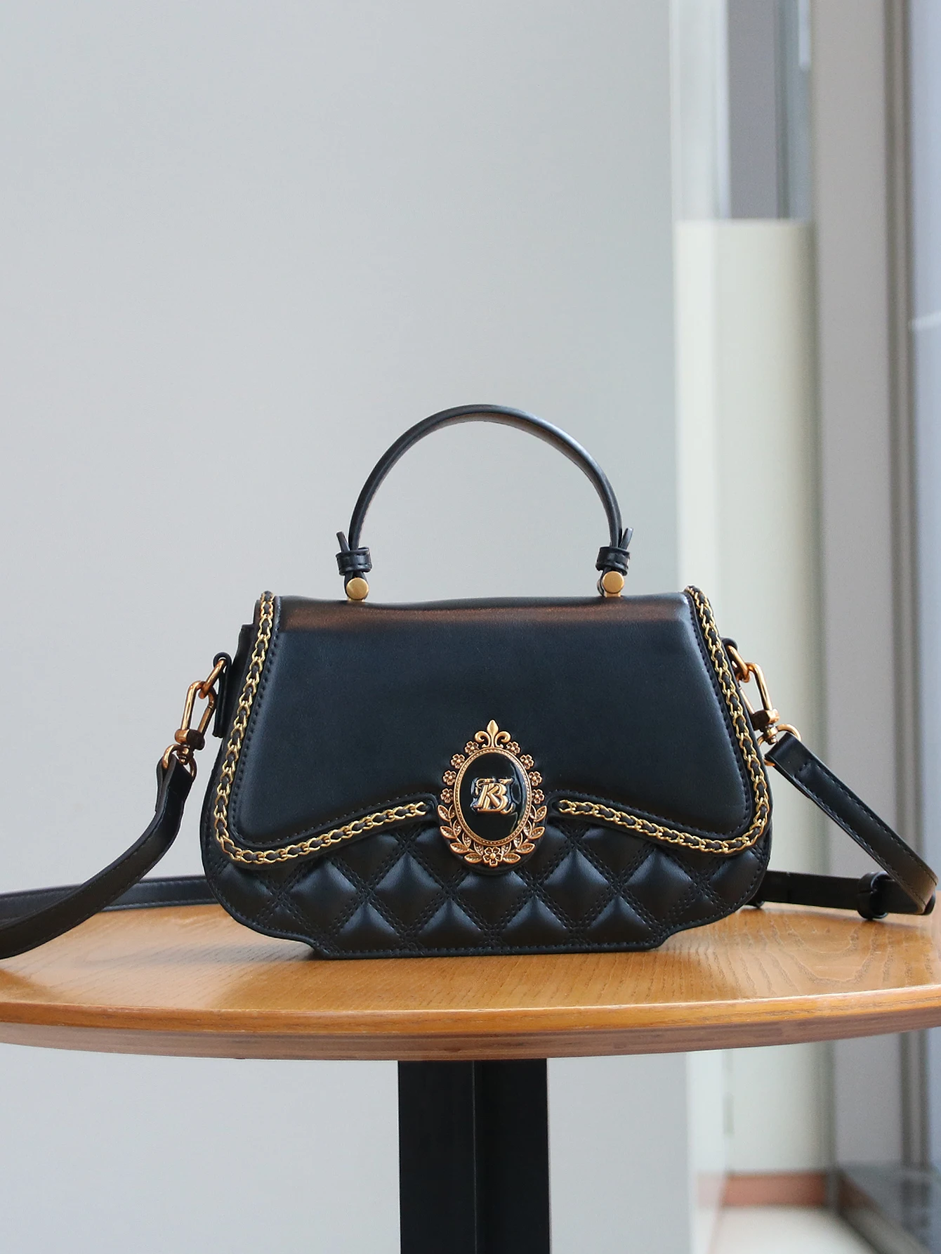

Fashion new 2025 handbag elegant temperament handbag rhombic embroidery line heavy industry hardware design advanced sense commu