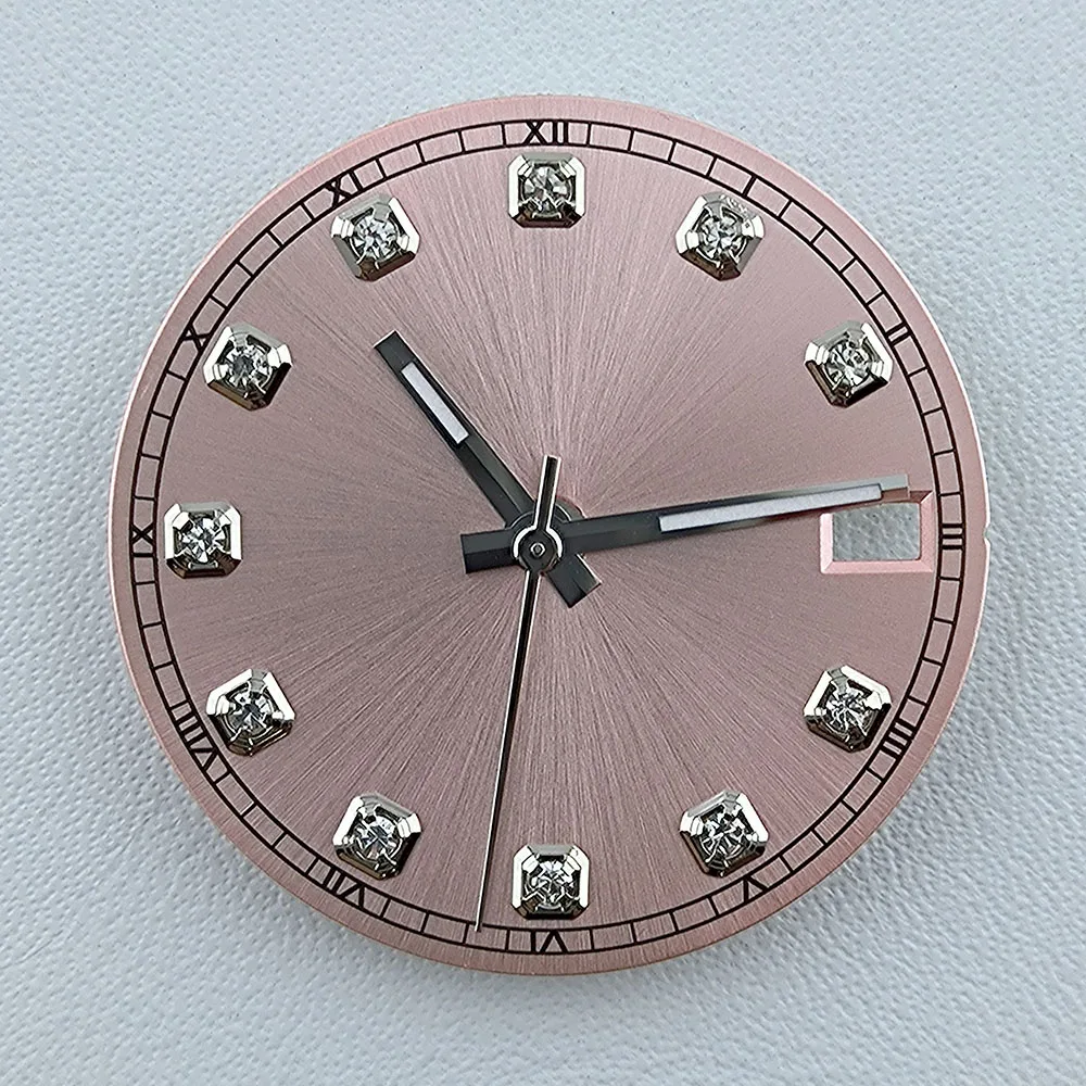 Циферблат NH35 28,5 мм. Циферблат с индивидуальным логотипом. Алмазный индекс. Совместим с механизмом NH35. Вставка корпуса с заводной головкой на 3 часа.