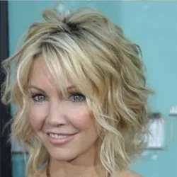 StrongBeauty Women Synthetic Wig Medium Length Curly Light golden Highlighted/Balayage Hair Natural Wigs