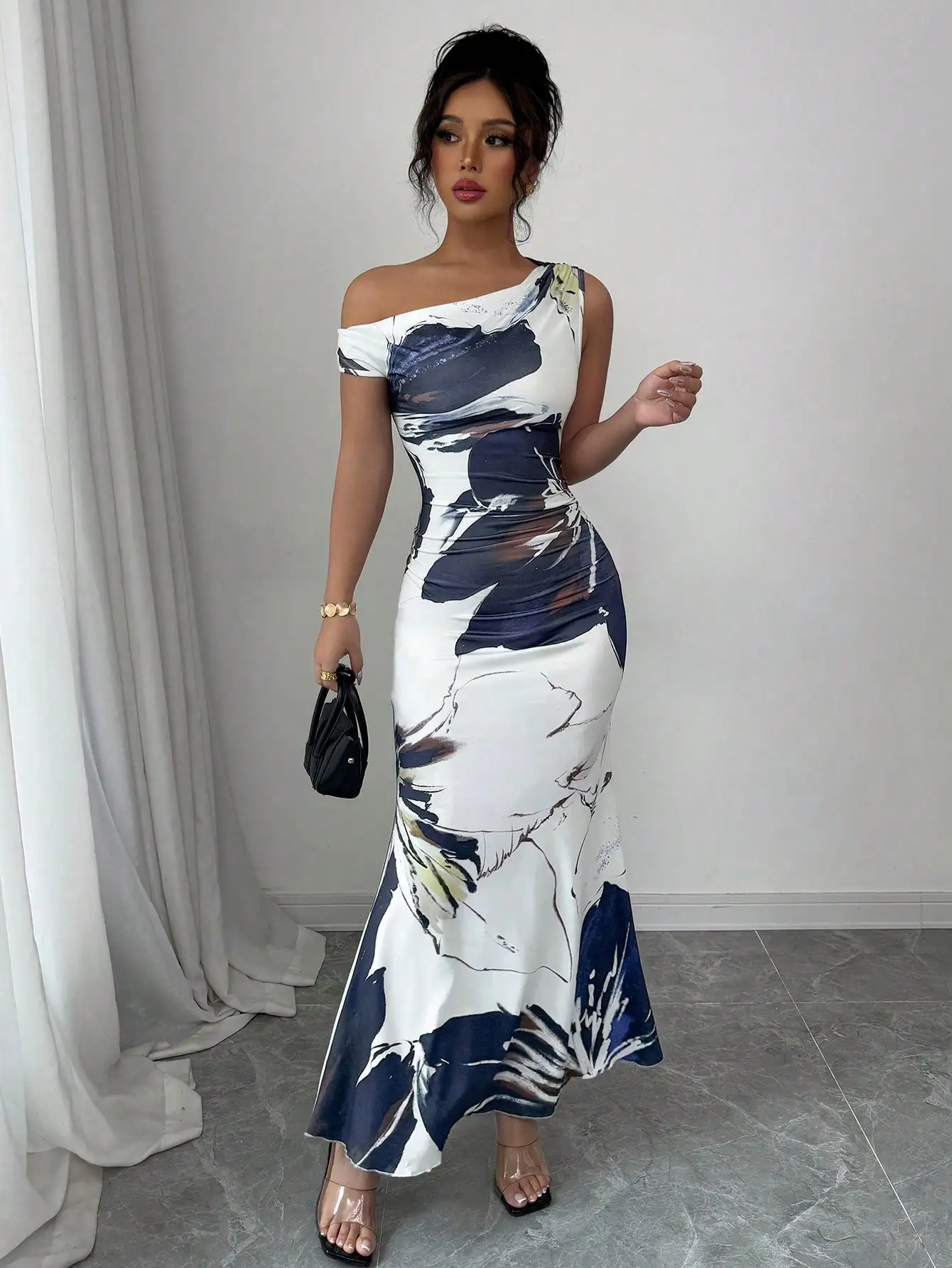 

Асимметричное макси-платье с цветочным принтом и одним открытым плечом для летних мероприятий