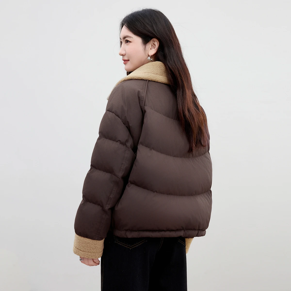 เสื้อแจ็คเก็ตขนเป็ดสั้นสำหรับผู้หญิง SENTUBILA ฤดูหนาว 2025 ขนเป็ดขาว 90% อุ่น น้ำหนักเบา เสื้อคลุมอเนกประสงค์ สวมใส่ได้ทุกวัน สไตล์ลำลอง รุ่น W54YC3384