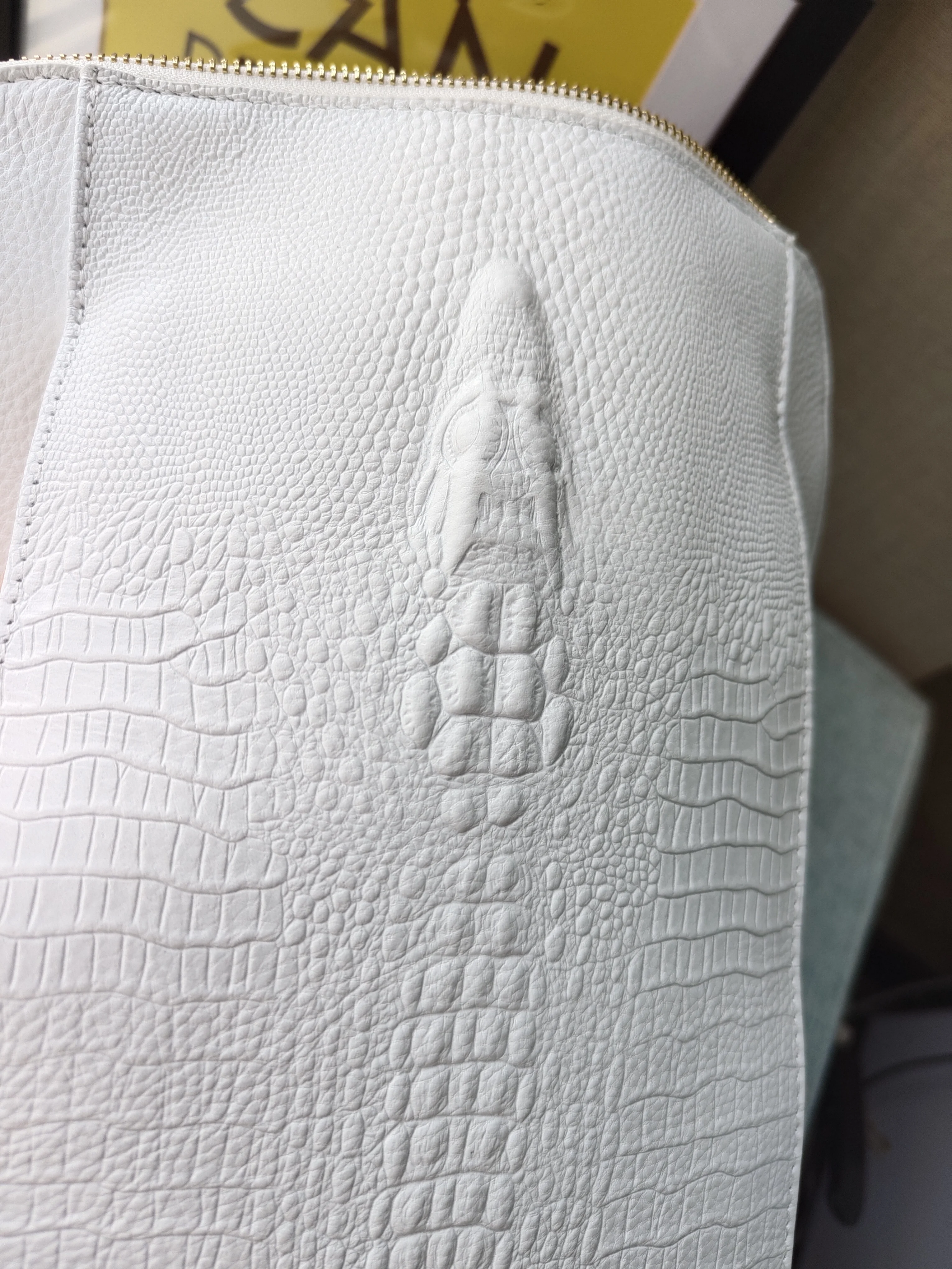 Zency 100 % echtes Leder, reinweißer Rucksack, Damen-Rucksack mit Krokodilmuster, passend für A4-Magazin-Laptops – Detail 5