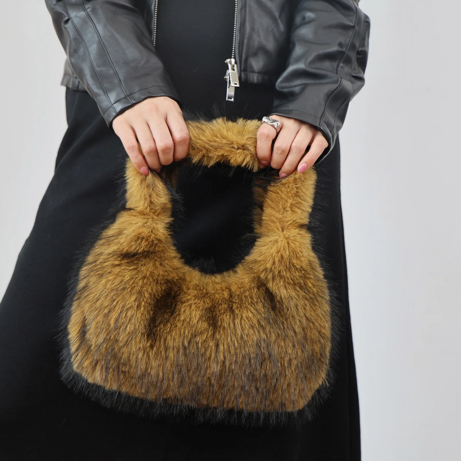 

Пушистые женские сумки-бродяги из искусственного меха, роскошные плюшевые женские сумки-клатчи, маленькая сумка на плечо, модные зимние пушистые сумки