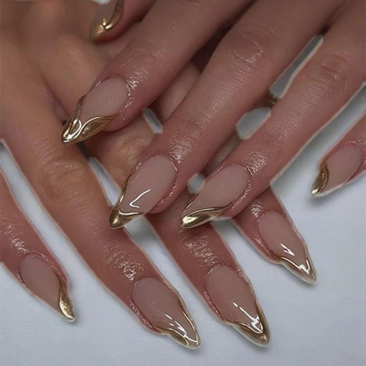 24 個の輝く赤いウェアラブル ネイル、フェイク ネイル パターン、プレス ネイル、ウェアラブル フェイク ネイルのフルセット。