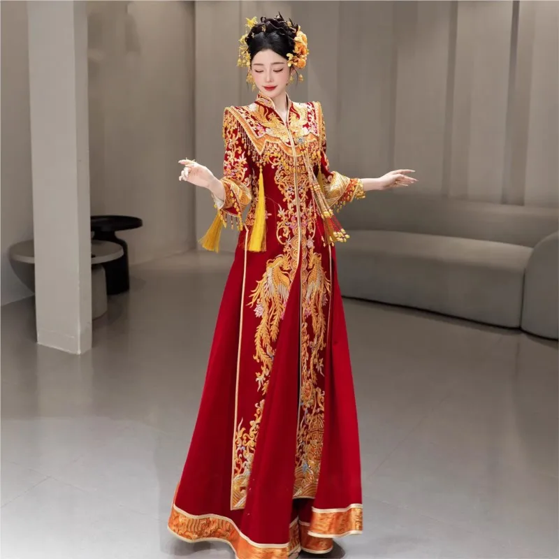 The new style of wedding dress for brides from Heavy industry features a red stand-up collar and Chinese-style gown