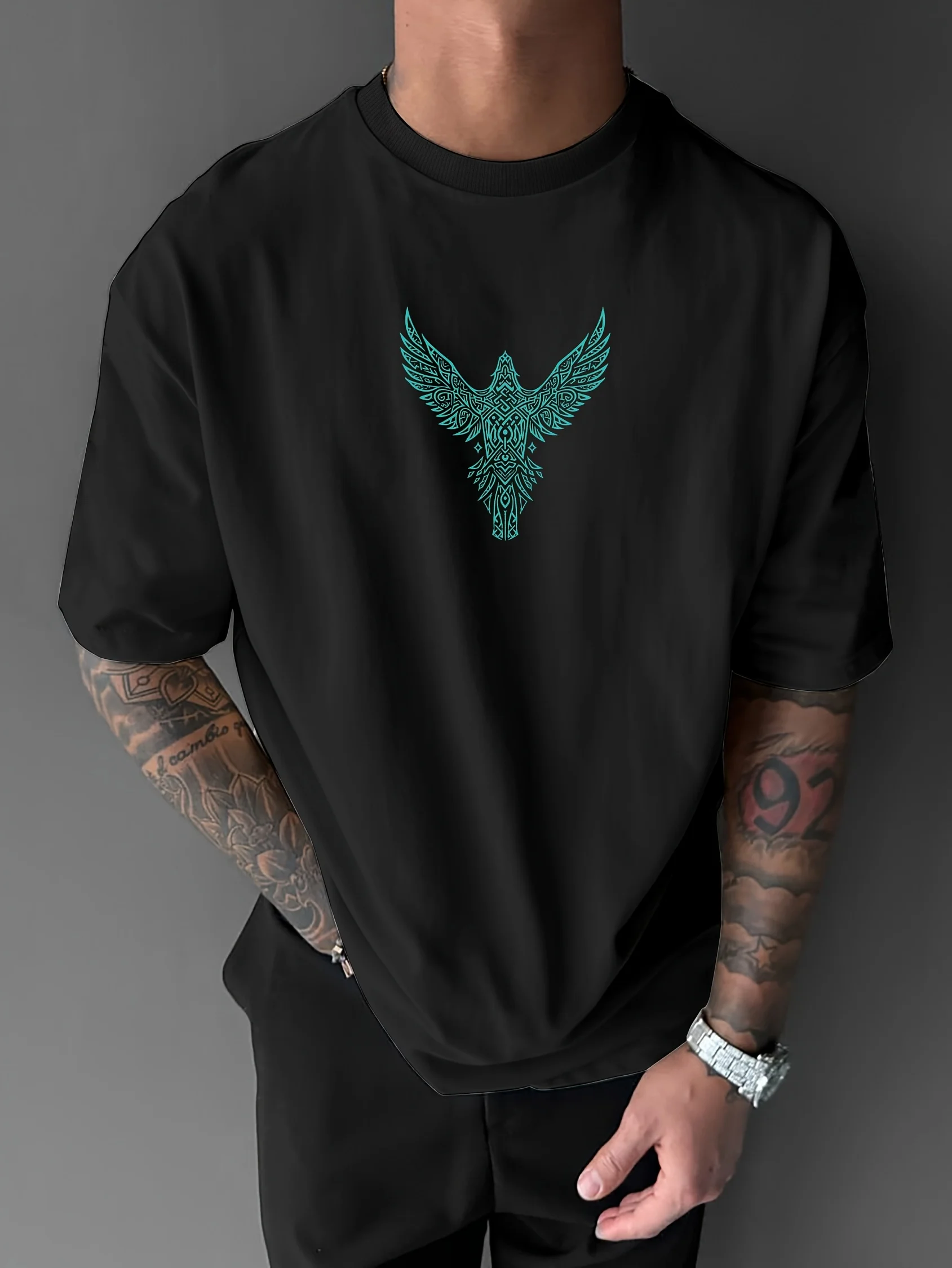 Nordisches Wikinger-Raben- und Runen-Design auf Premium-Soft-100% Baumwoll-Herren-T-Shirt, perfekt für Sommer-Streetwear und urbane Ausflüge. – Detail 5