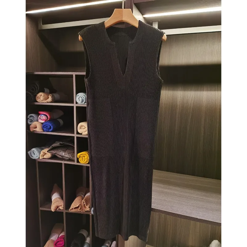 

Плиссированное платье Miyake 2026: Новинка Весны, Изысканное Элегантное Однотонное Платье-Майка с V-образным вырезом, Нишевый Дизайн, Тонкое, Универсальное Плиссированное Платье