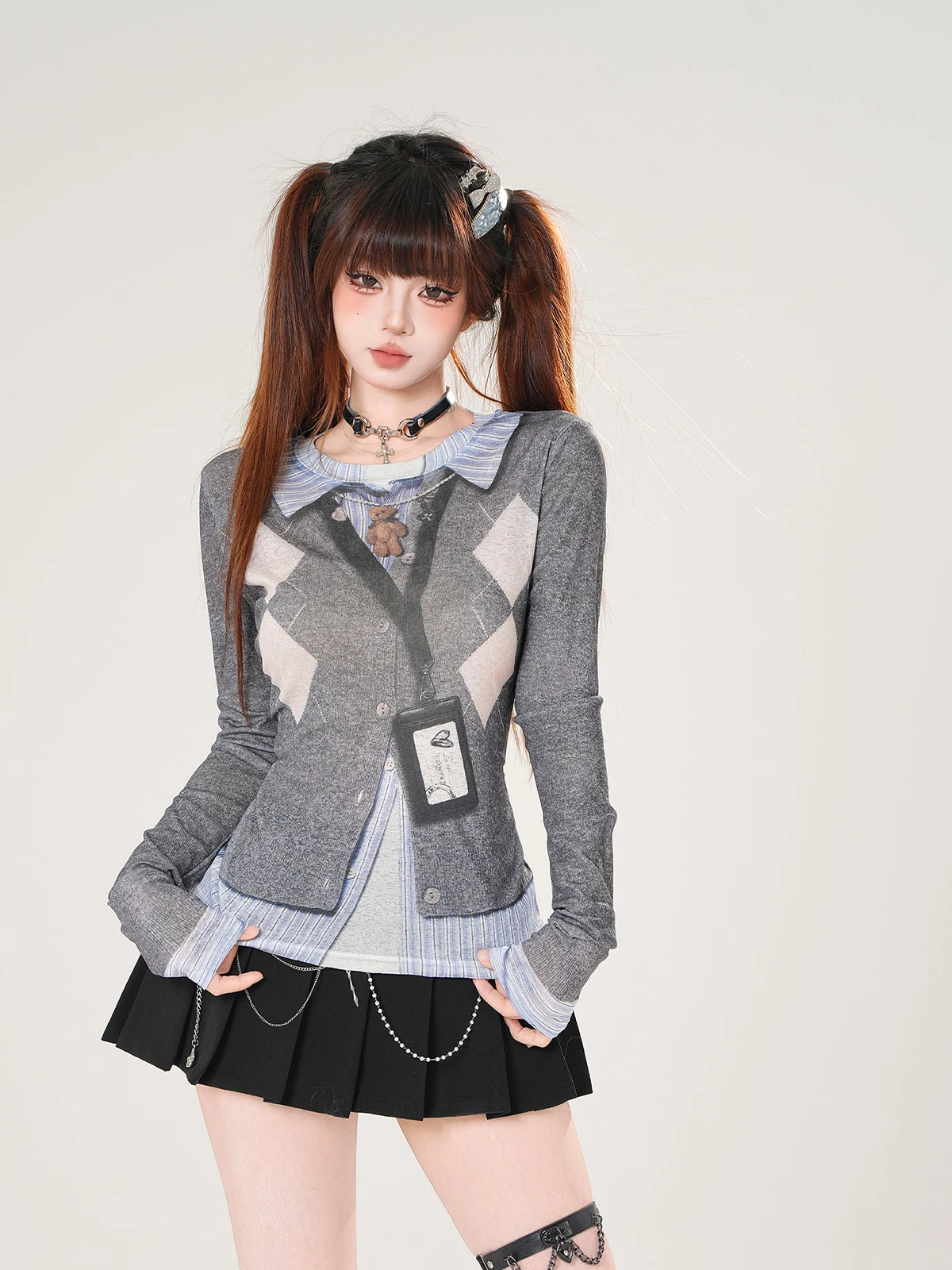 Wysokiej jakości, popularna, hurtowa koszulka damska z długim rękawem, z nadrukiem, na ramiączkach, z efektem dwóch warstw, z paskami i podkreśloną talią.