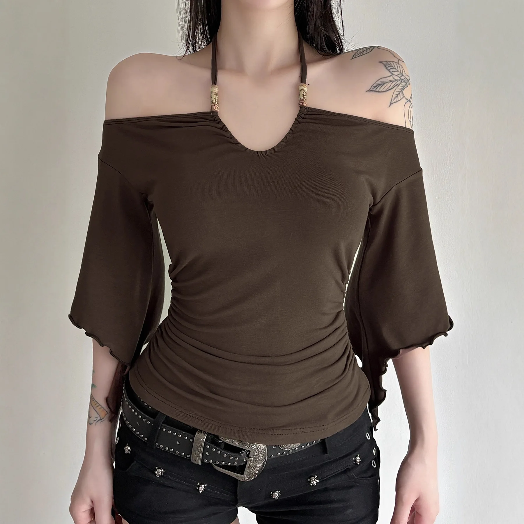 スリムフィットビーズ付き肩掛けTシャツ レトロなスリムフィットバットウィングスリーブニット生地 薄手サマーTシャツ