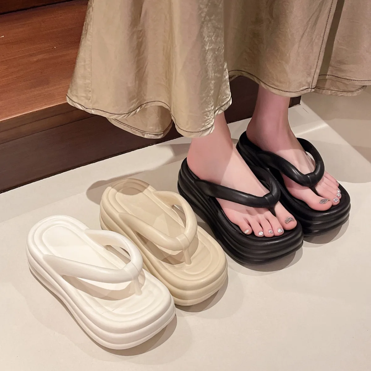 

Лидер продаж, женские шлепанцы на массивной платформе, летние туфли на высоком каблуке с зажимом из пены с эффектом памяти, уличные пляжные тапочки на танкетке для женщин