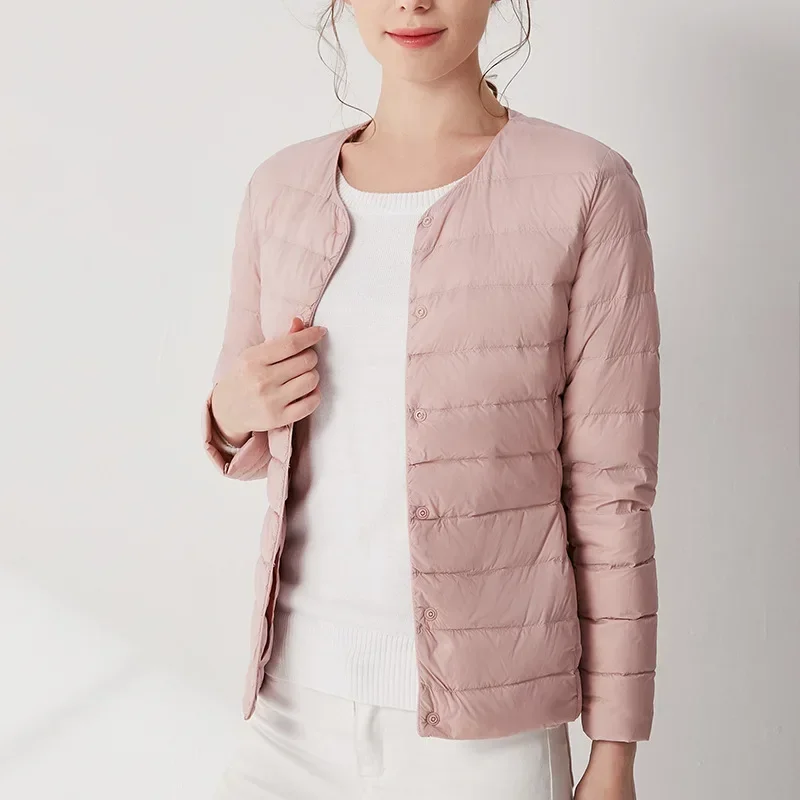 Kurtka puchowa damska bez kołnierzyka, lekko pikowana, nowa kolekcja jesień-wiosna 2024, z wkładką z puchu kaczego, dekolt okrągły, z możliwością zmiany na dekolt w serek.