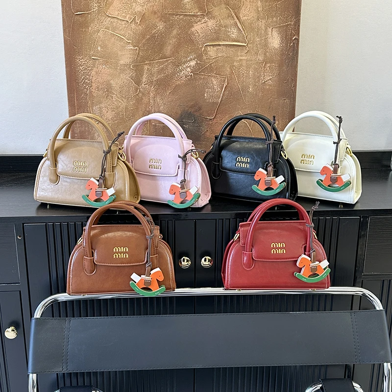 

Classic Women Messenger Bag In High-Quality Leather, Featuring Popular Elegant Details And Comfortable Shoulder Strap Design
