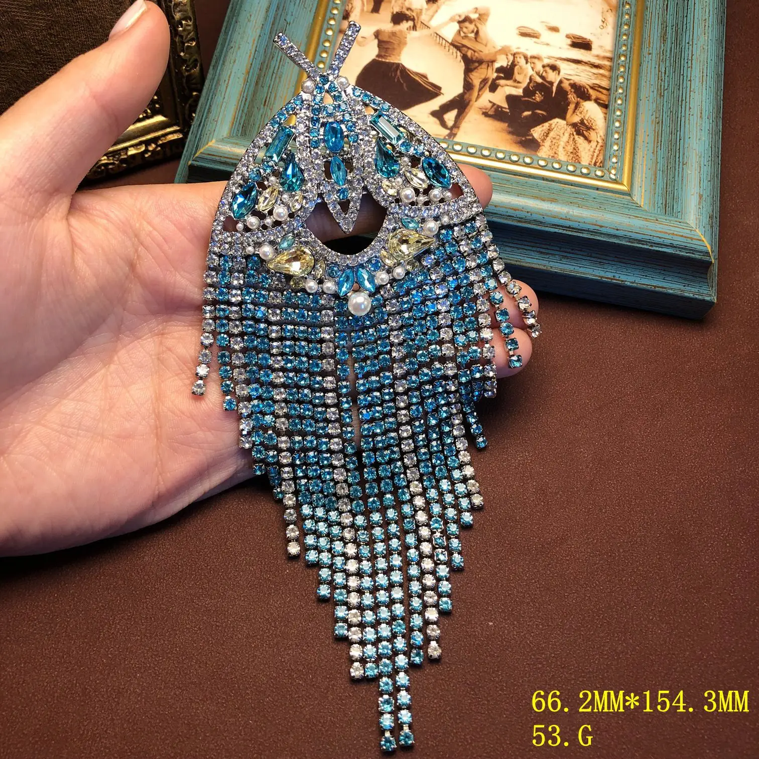 broche-de-borla-con-diamante-azul-americano-joyeria-versatil-con-diseno-de-insecto-personalizado-y-elegante