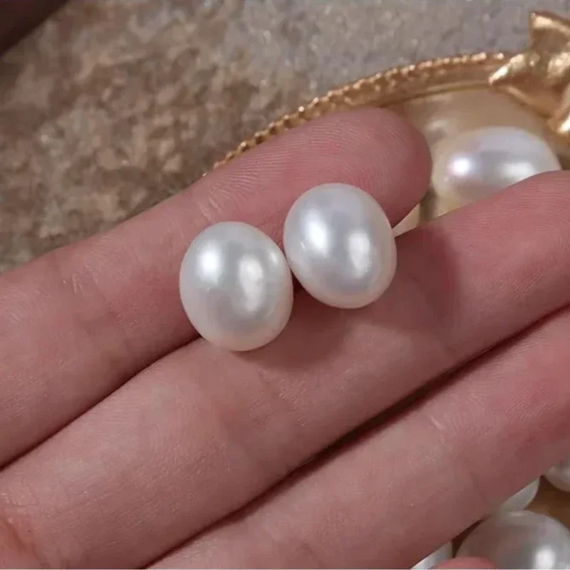 

Пара натуральных белых свободных жемчугов диаметром 11x14 мм, непросверленные.