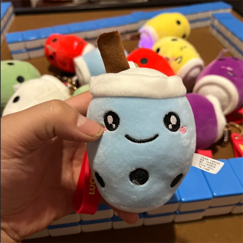 ตุ๊กตาถ้วยชานมน่ารักข้ามพรมแดน พวงกุญแจน่ารัก ของตกแต่งกระเป๋าเป้ ตุ๊กตาขนนุ่ม สีส่งแบบสุ่ม