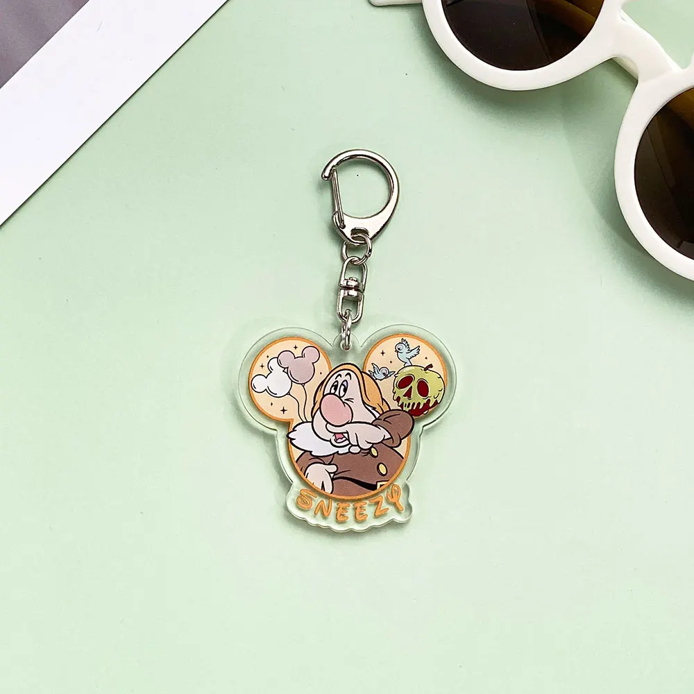 ديزني سنو وايت والأقزام السبعة سلسلة مفاتيح مصنوعة من الأكريليك كيرينغ المساعدون حقيبة كرتونية قلادة لطيف سيارة سحر الأصدقاء المشجعين هدية
