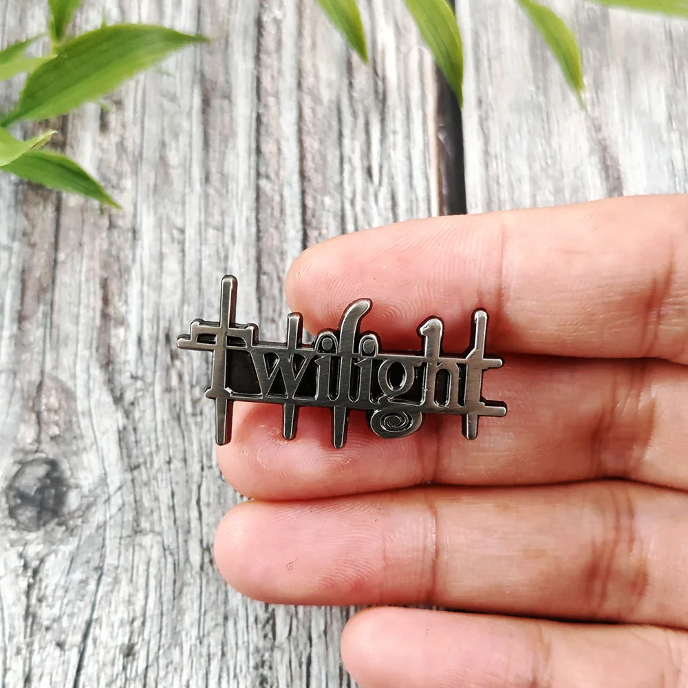 الشفق الفيلم الكلاسيكي التلفزيون رواية شعار بروش مصاص دماء الحب سلسلة شارة ريترو ستايل النص المعادن التلبيب دبوس حقيبة ملحق هدية #4