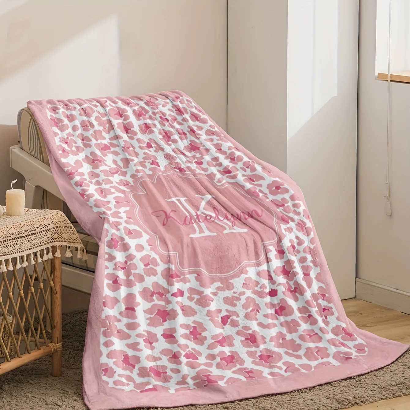 Personalized pink leopard print blankets can be customized with names. Soft and warm, suitable for all seasons，modern style