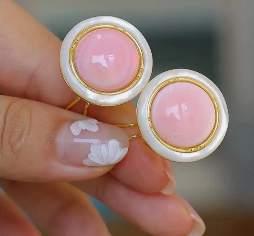 

Классическая пара серег-гвоздиков с натуральным розовым жемчугом-раковиной диаметром 13–14 мм, 925-х годов.