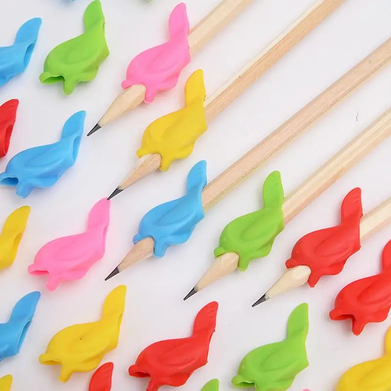 10ชิ้นที่ยึดดินสอรูปปลาที่ยึดดินสอแก้ไขท่าทางเครื่องมือสำหรับเด็กอุปกรณ์ช่วยเขียนตามหลักสรีรศาสตร์สำหรับเด็ก
