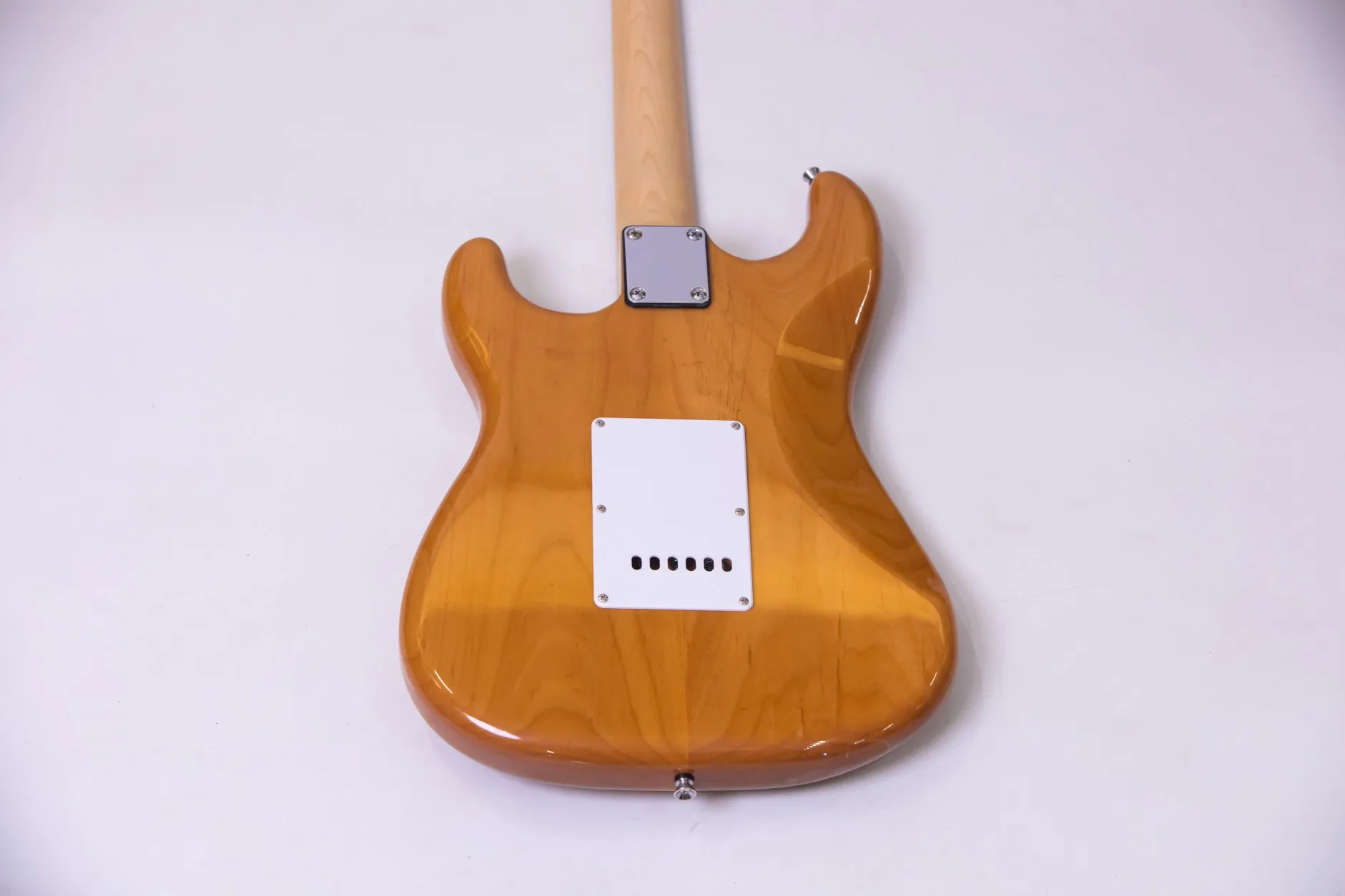 6-string electric guitar-red wood body    Material: Maple neck    Body material: red wood body   Fingerboard material: Canadian