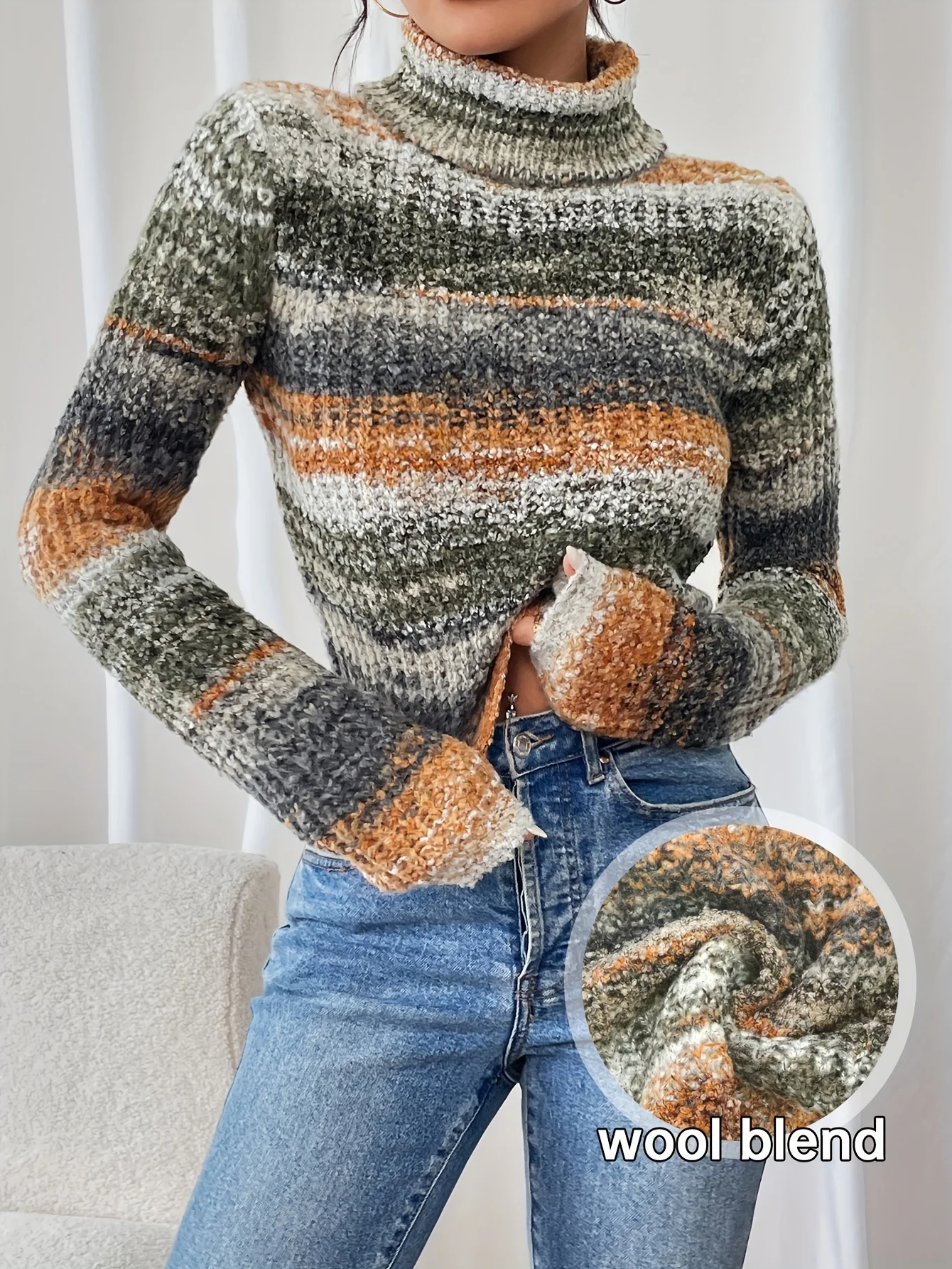 

Женский свитер с высоким воротником и длинными рукавами, цветной дизайн и ребристая текстура. Подходит для осени и зимы.