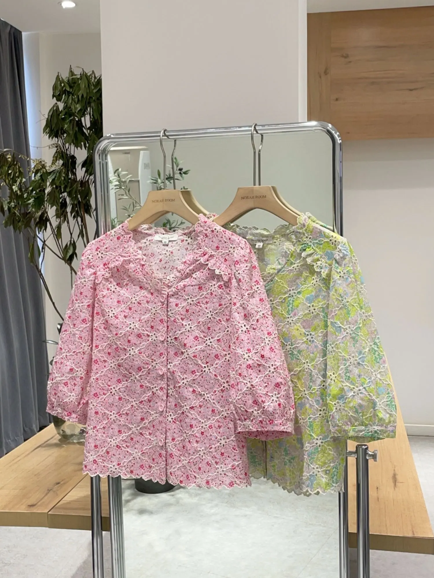 เสื้อผ้าแบรนด์ใหม่ Nok Xiaola คอลเลคชั่นฤดูใบไม้ผลิ 2025 รุ่น 'Summer Splendor' ปักลาย V-neck ผ้าฝ้ายเนื้อนุ่ม ทรงบับเบิ้ล โปร่งลายฉลุ