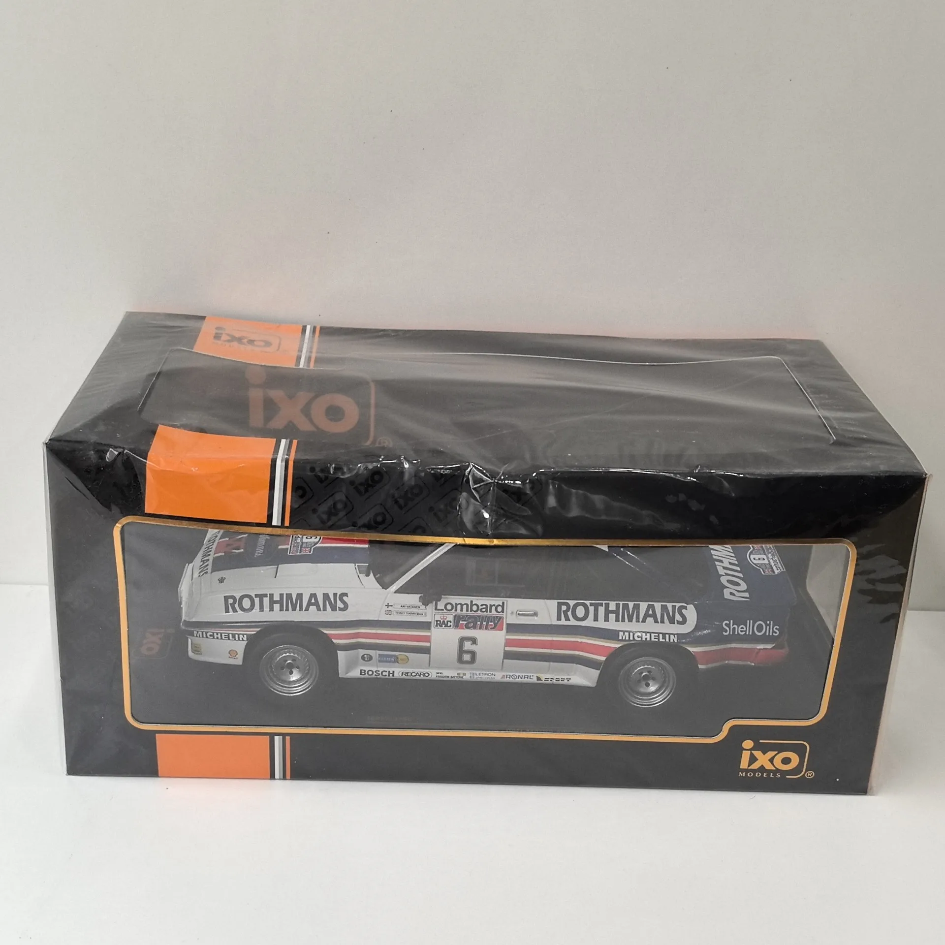 

Box Deformation Diecast IXO 1:18 Scale OPEL MANTA 400 #6 1983 Opel Racing Alloy Car Model Collectible Toy Gift Souvenir Display